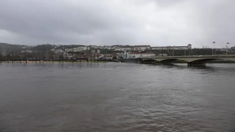 O rio mondego inundado.